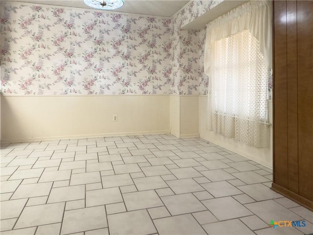 spare room featuring light tile patterned floors