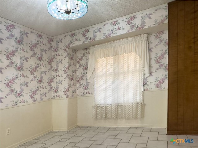 spare room featuring a textured ceiling