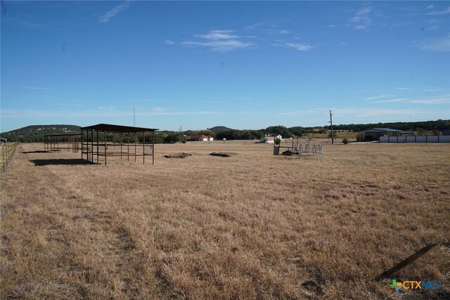 view of yard featuring a rural view