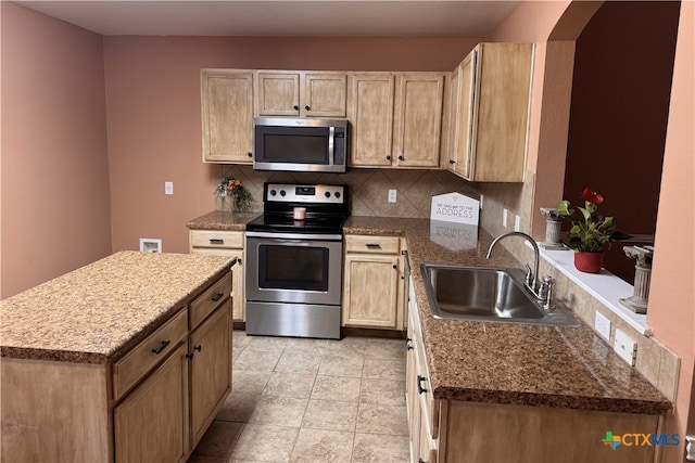 513 Pumpkin Dr, Temple, TX 76502 - kitchen with stainless steel appliances, backsplash, arched walkways, a center island, and light brown cabinetry