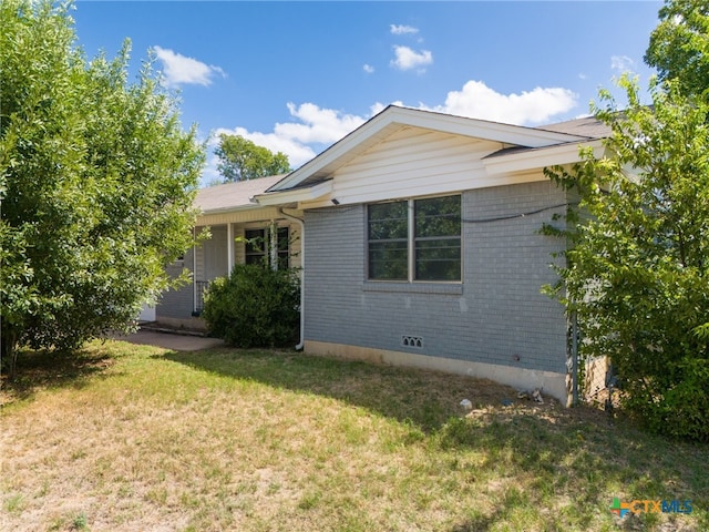 view of front of house featuring a front yard