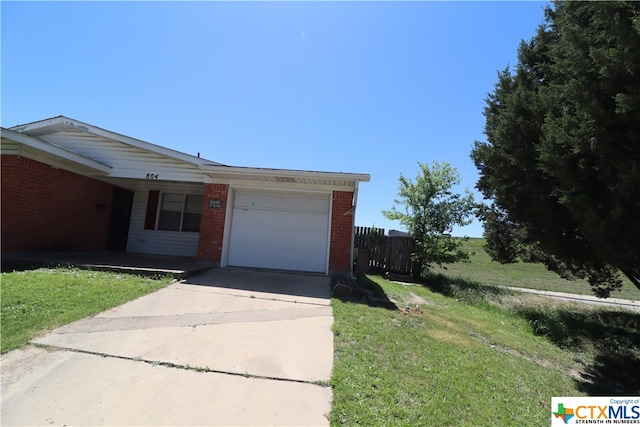 view of front facade featuring a garage and a front yard