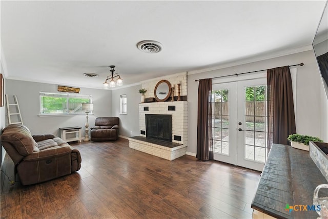 living room featuring visible vents, ornamental molding, and a healthy amount of sunlight
