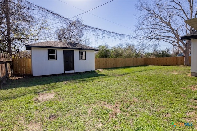 view of yard featuring a storage unit