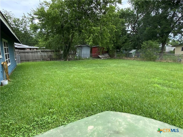 1705 E Poplar Ave, Victoria, TX 77901 - view of yard
