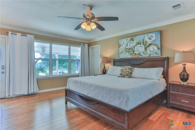 522 Woodland Point Rd, Belton, TX 76513 - bedroom featuring ceiling fan, visible vents, baseboards, ornamental molding, and light wood-style flooring