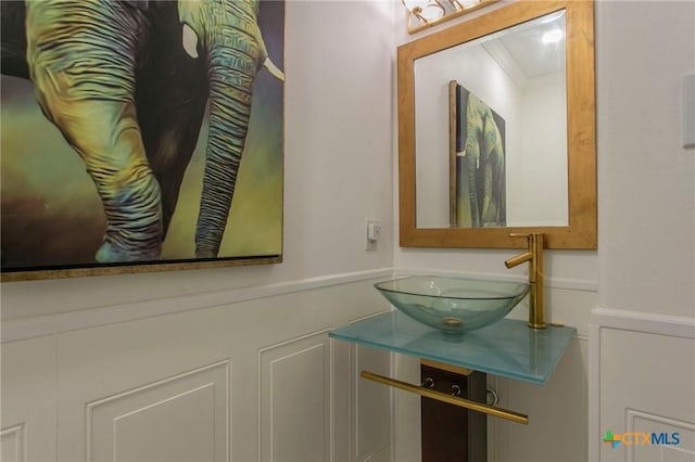 522 Woodland Point Rd, Belton, TX 76513 - bathroom featuring a decorative wall, wainscoting, and vanity