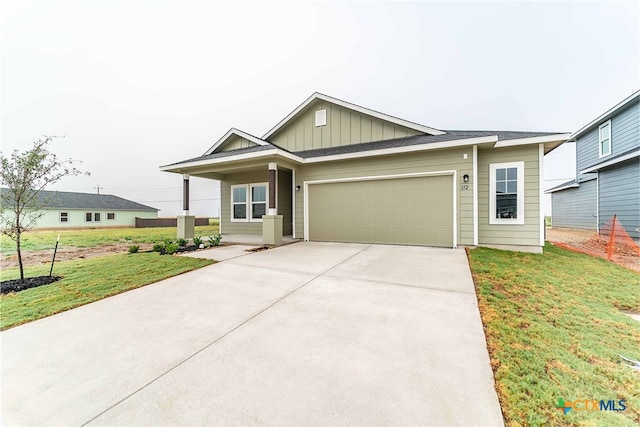 view of front facade with a garage and a front yard