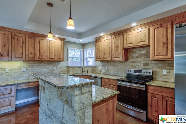 kitchen featuring stainless steel appliances, sink, a kitchen island, and tasteful backsplash