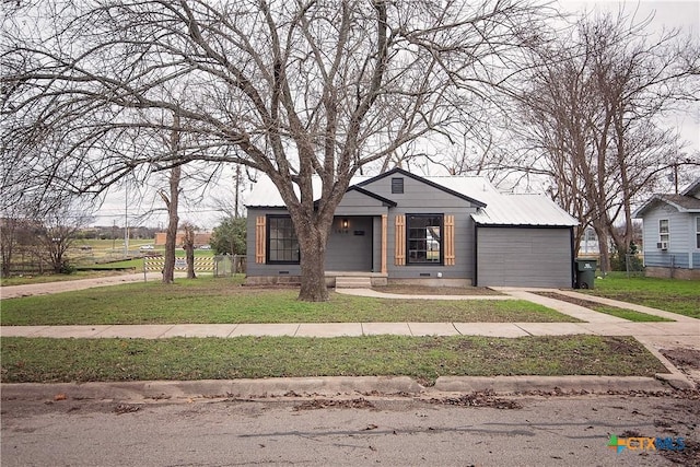 view of front of home featuring a front lawn