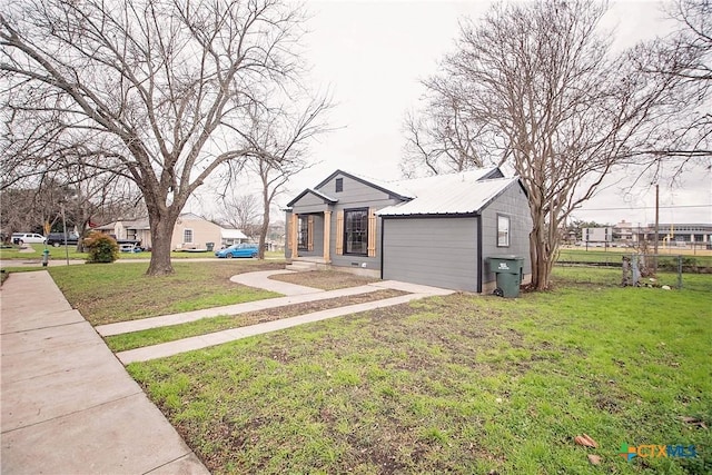 view of front of property with a front yard