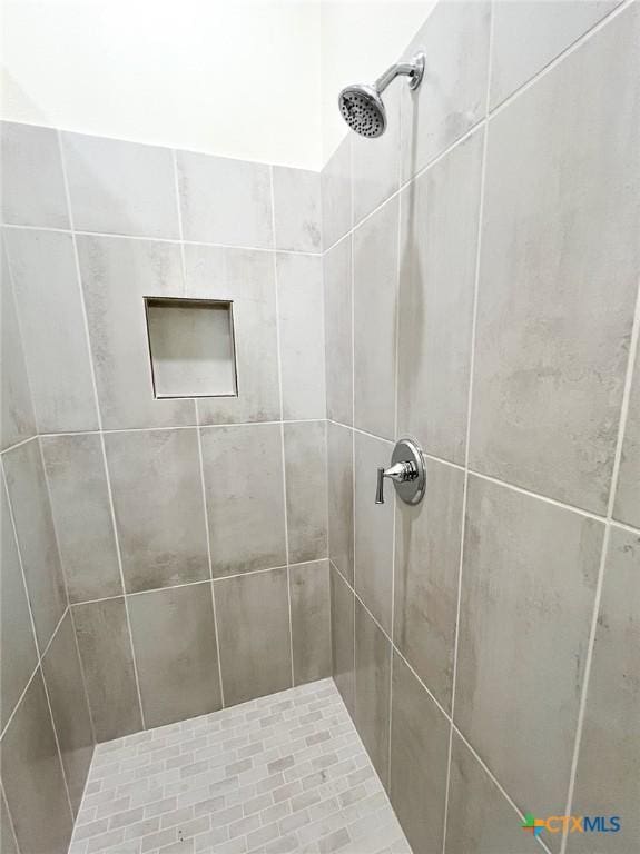 bathroom featuring tiled shower