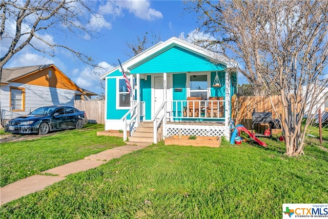 view of front of property featuring a porch and a front yard