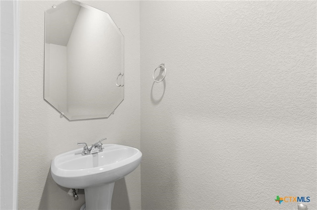 bathroom featuring sink