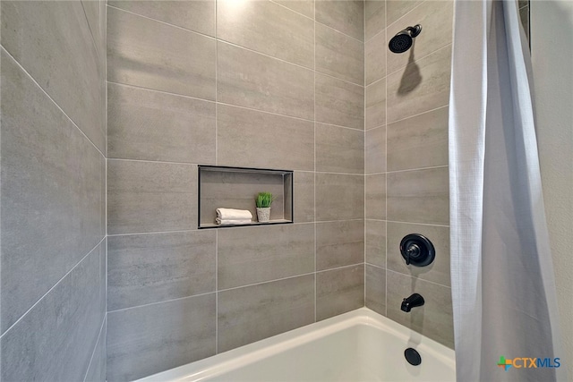 bathroom featuring shower / bath combo