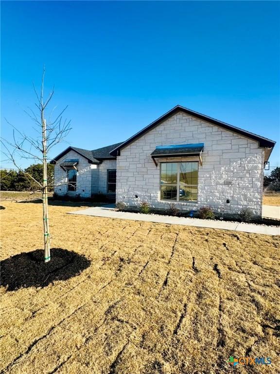 view of front of house with a front yard