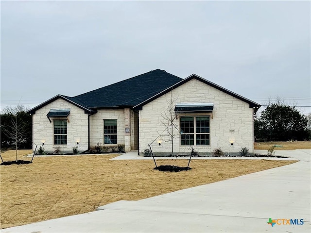 view of front of house featuring a front lawn