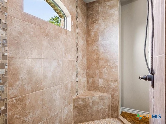 full bathroom featuring a tile shower