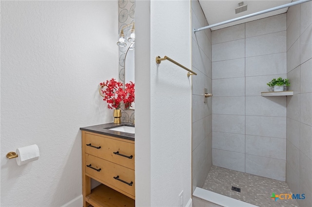 2534 Duval Dr, New Braunfels, TX 78130 - full bath featuring vanity and tiled shower