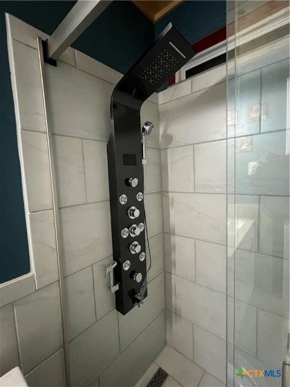 bathroom featuring a tile shower