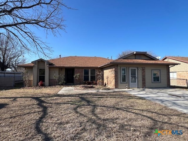 single story home featuring a front yard