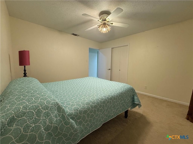1001 Brookhollow Dr, Port Lavaca, TX 77979 - carpeted bedroom featuring a closet, a ceiling fan, and a textured ceiling