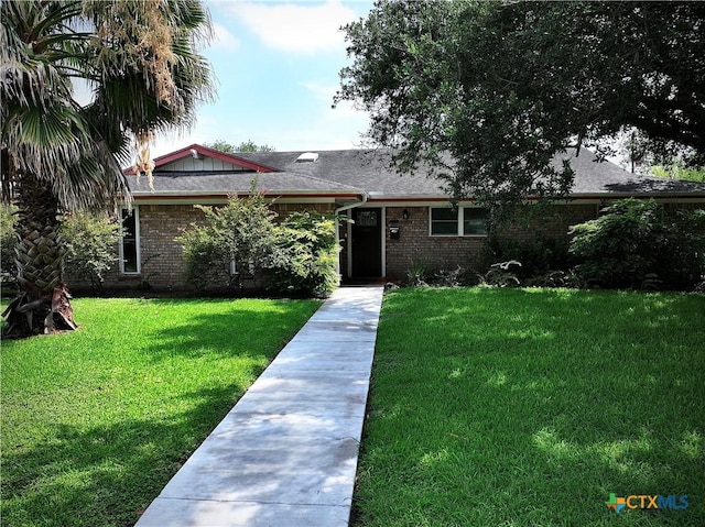 1001 Brookhollow Dr, Port Lavaca, TX 77979 - view of front of house featuring a front yard and brick siding
