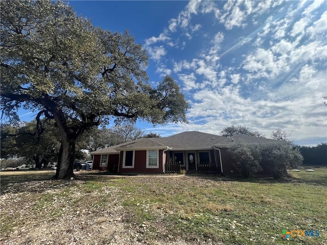 view of front facade featuring a front yard