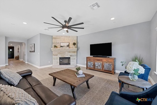 324 Linden St, Bastrop, TX 78602 - living room featuring a ceiling fan, arched walkways, light wood finished floors, baseboards, and recessed lighting