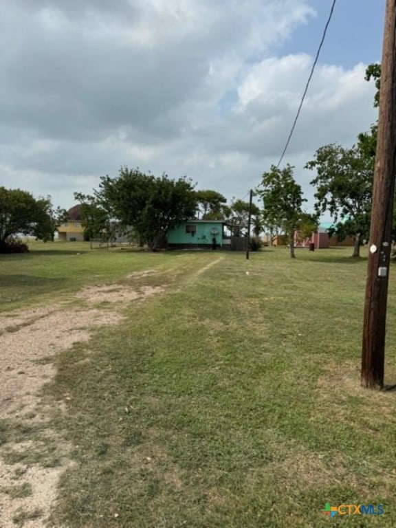154 W Kruse Ave, Port Lavaca, TX 77979 - view of grassy yard