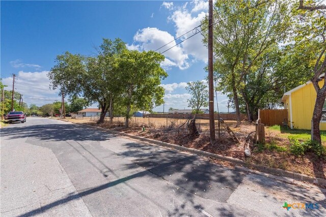 220 Daisy Ave, Luling, TX 78648