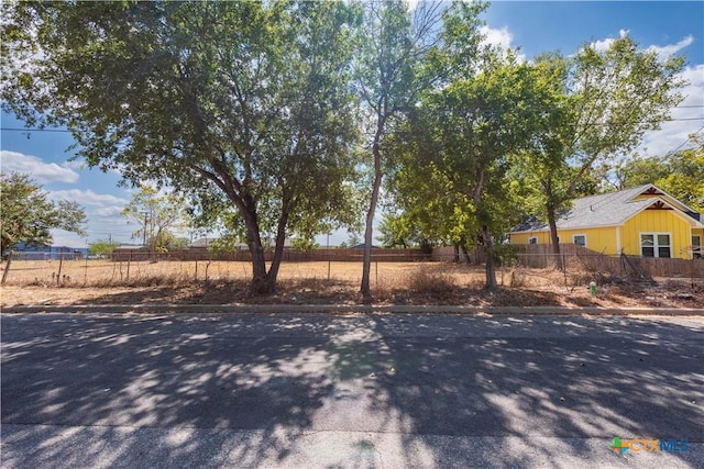 220 Daisy Ave, Luling, TX 78648