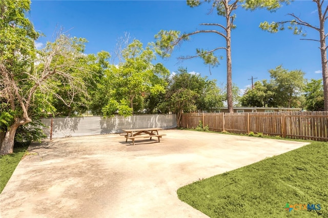 119 W Crockett St, Luling, TX 78648 - view of yard with a patio area