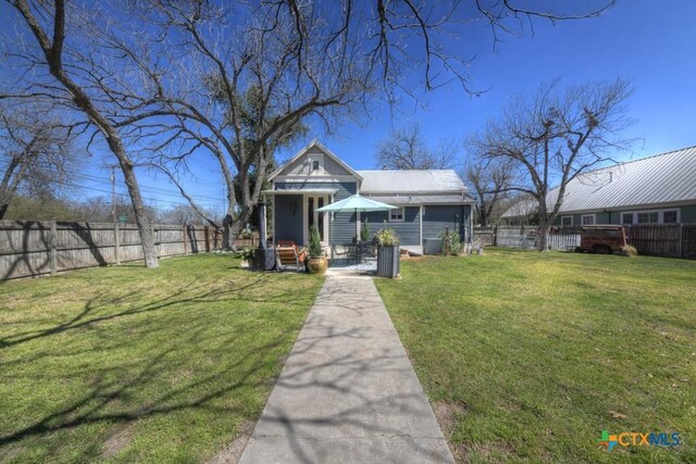 view of front of home featuring a front yard and fence