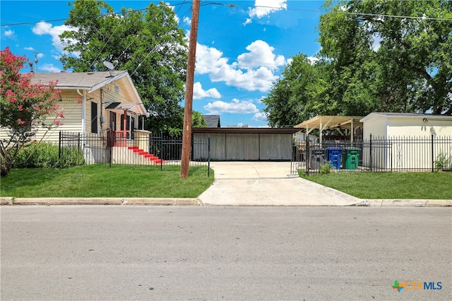 view of front facade with a front yard