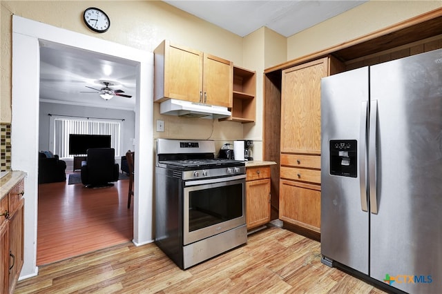 kitchen featuring ornamental molding, light wood-type flooring, ceiling fan, and stainless steel appliances