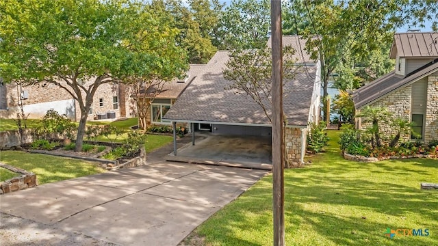 view of side of property featuring a lawn