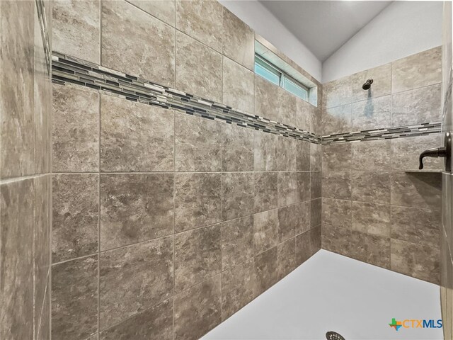 5205 Colina Dr, Killeen, TX 76549 - full bath with tiled shower and lofted ceiling