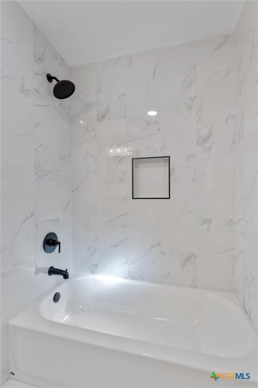 bathroom with tiled shower / bath combo