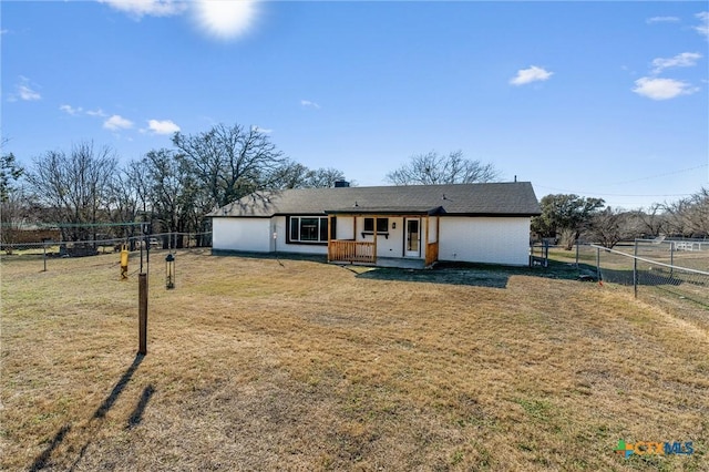 view of front of property featuring a front lawn