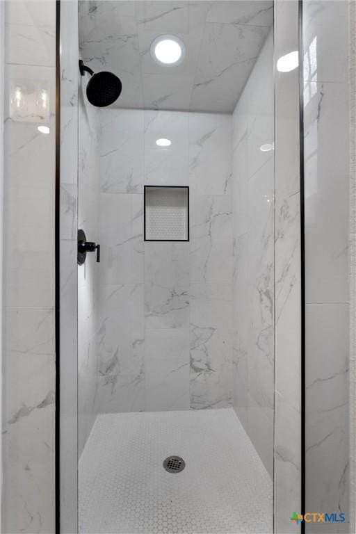 bathroom featuring tiled shower