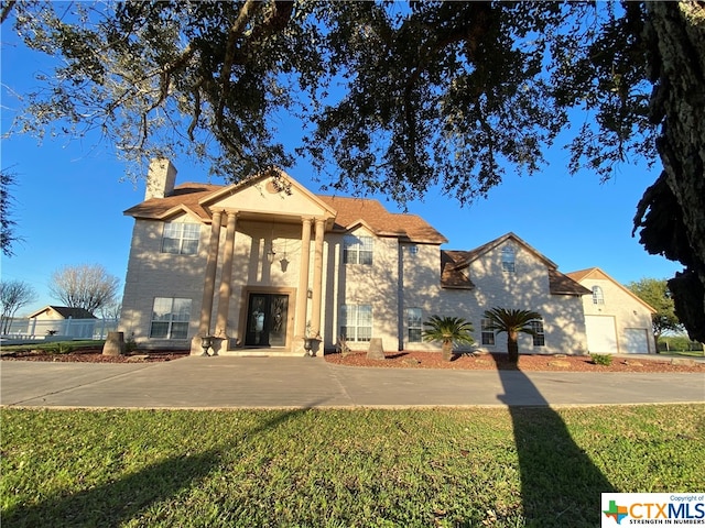 view of front of house featuring a front lawn