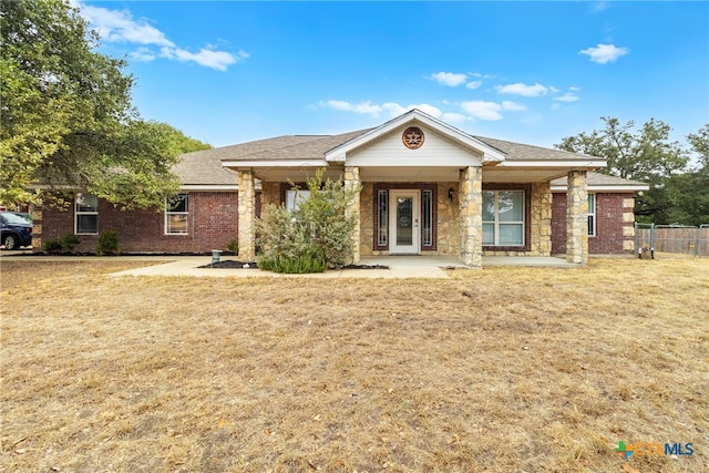 view of front of property featuring a front yard