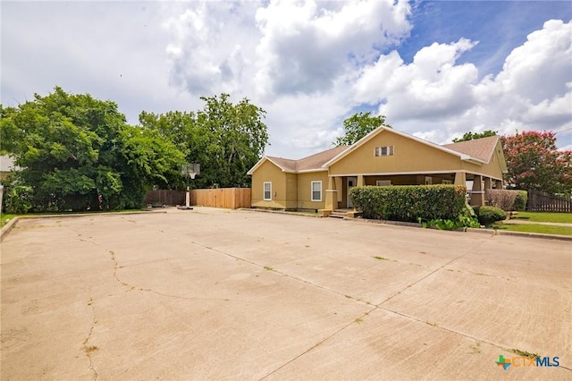 905 N Navarro St, Victoria, TX 77901 - view of front facade featuring stucco siding