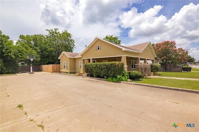 905 N Navarro St, Victoria, TX 77901 - view of front of home with stucco siding
