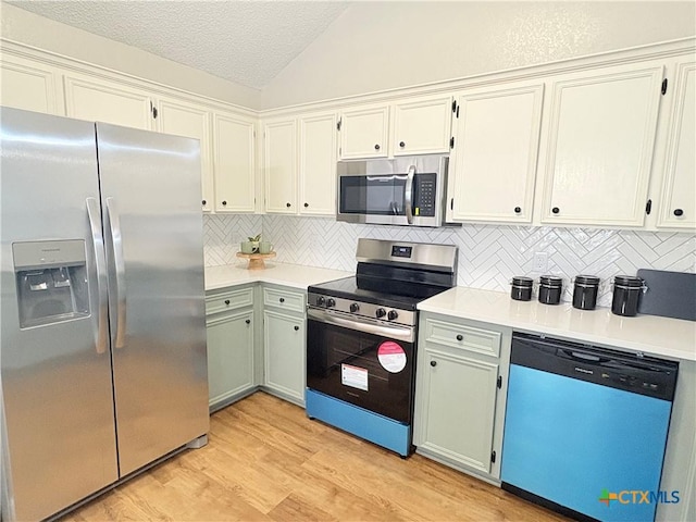 421 Arapaho Dr, Harker Heights, TX 76548 - kitchen with appliances with stainless steel finishes, light wood finished floors, tasteful backsplash, lofted ceiling, and light countertops