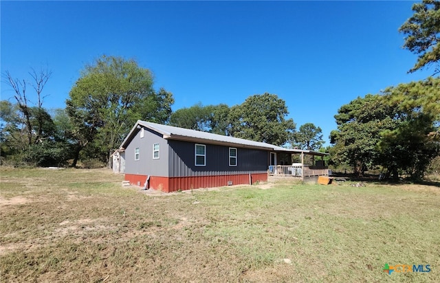 manufactured / mobile home featuring a front lawn