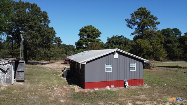 view of outdoor structure featuring a yard