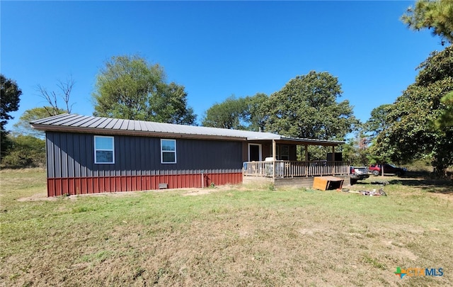 view of front facade featuring a deck and a front lawn