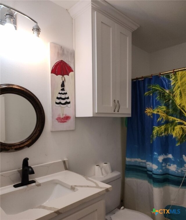 bathroom with a shower with curtain, vanity, and toilet